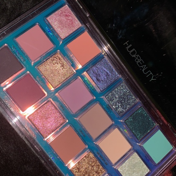 HUDA BEAUTY - Picture 2 of 2